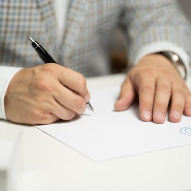 Man die zijn loonstrook bestudeert om bruto naar netto salaris te berekenen