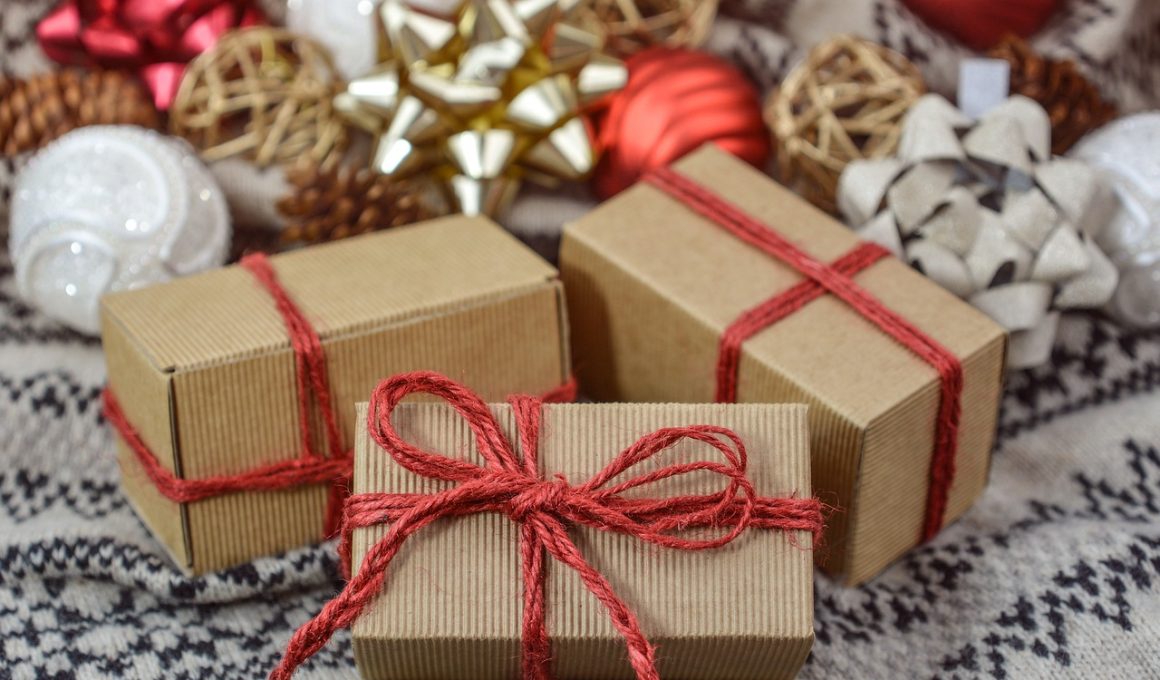 Man die een cadeau uitpakt met een verraste blik