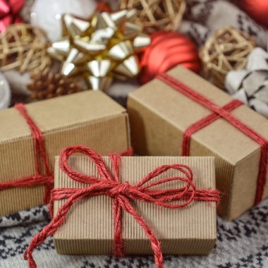 Man die een cadeau uitpakt met een verraste blik
