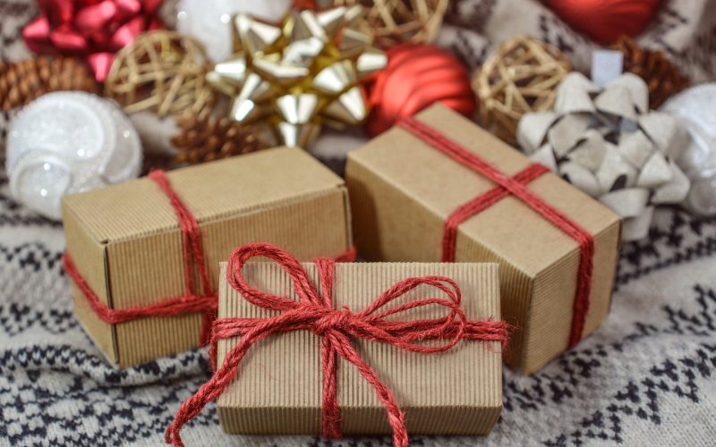 Man die een cadeau uitpakt met een verraste blik