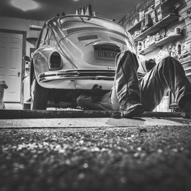 Nette garage met gereedschap op een pegboard en duidelijk ingedeelde zones