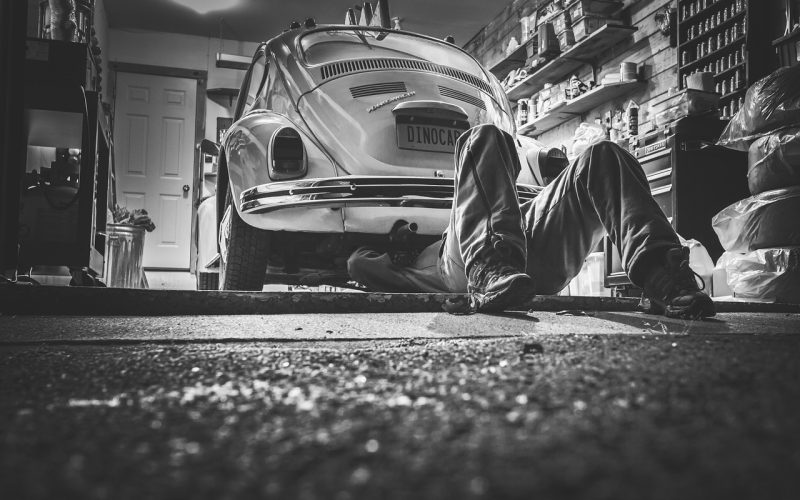 Nette garage met gereedschap op een pegboard en duidelijk ingedeelde zones