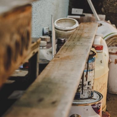Installateur die isolatiemateriaal aanbrengt in een spouwmuur van een woonhuis