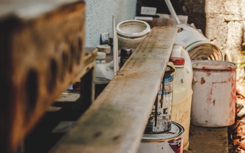 Installateur die isolatiemateriaal aanbrengt in een spouwmuur van een woonhuis