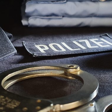 Nederlandse politieagent in uniform