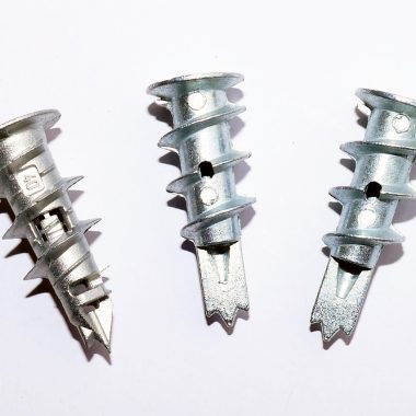 Aannemer aan het werk tijdens een verbouwing in een woning
