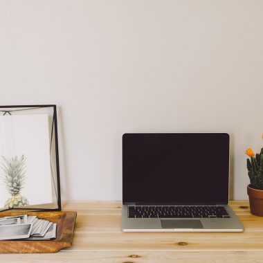 Laptop met een overzichtelijk georganiseerd bureaublad op het scherm