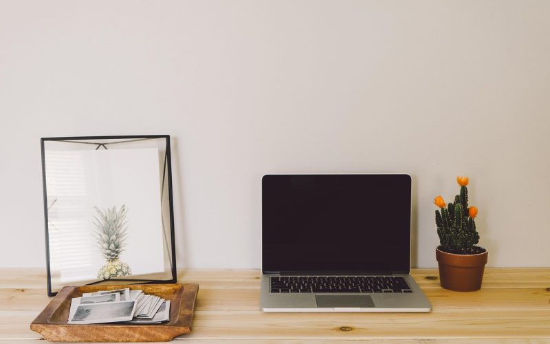Laptop met een overzichtelijk georganiseerd bureaublad op het scherm