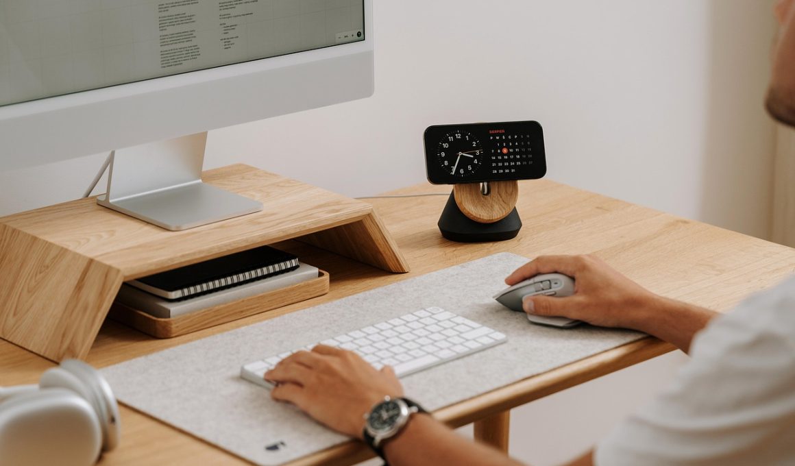 Man aan een opgeruimde thuiswerkplek met laptop op standaard en bureaulamp