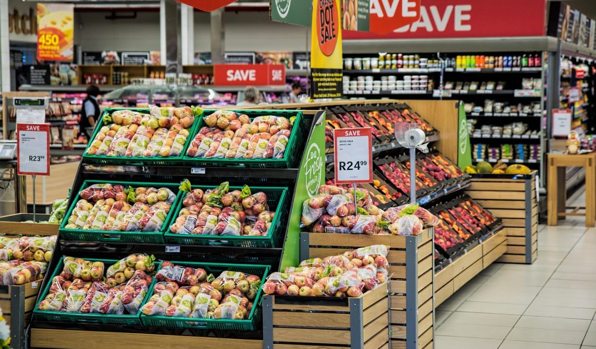 Lidl medewerker die schappen vult in een supermarkt