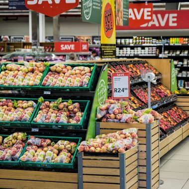 Lidl medewerker die schappen vult in een supermarkt