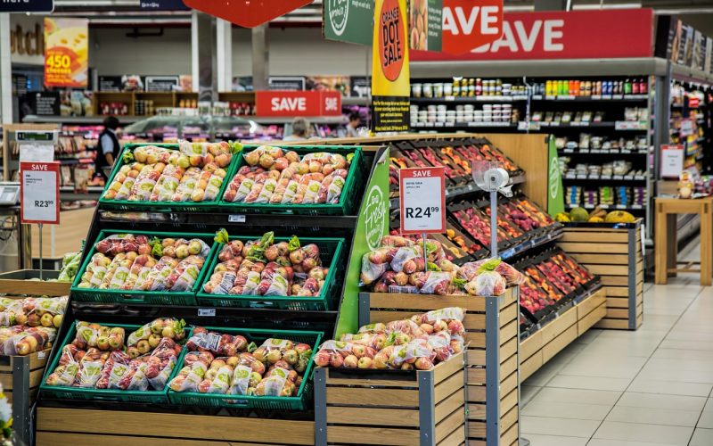 Lidl medewerker die schappen vult in een supermarkt