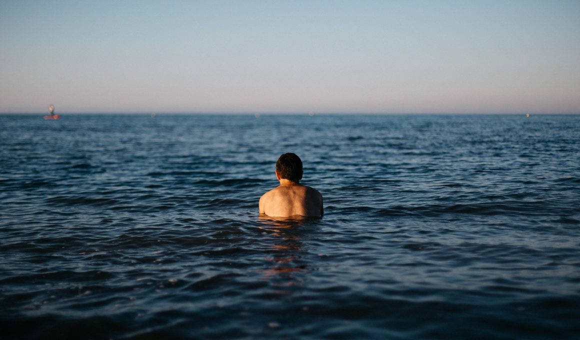 Man in zwembroek op het strand bij zee