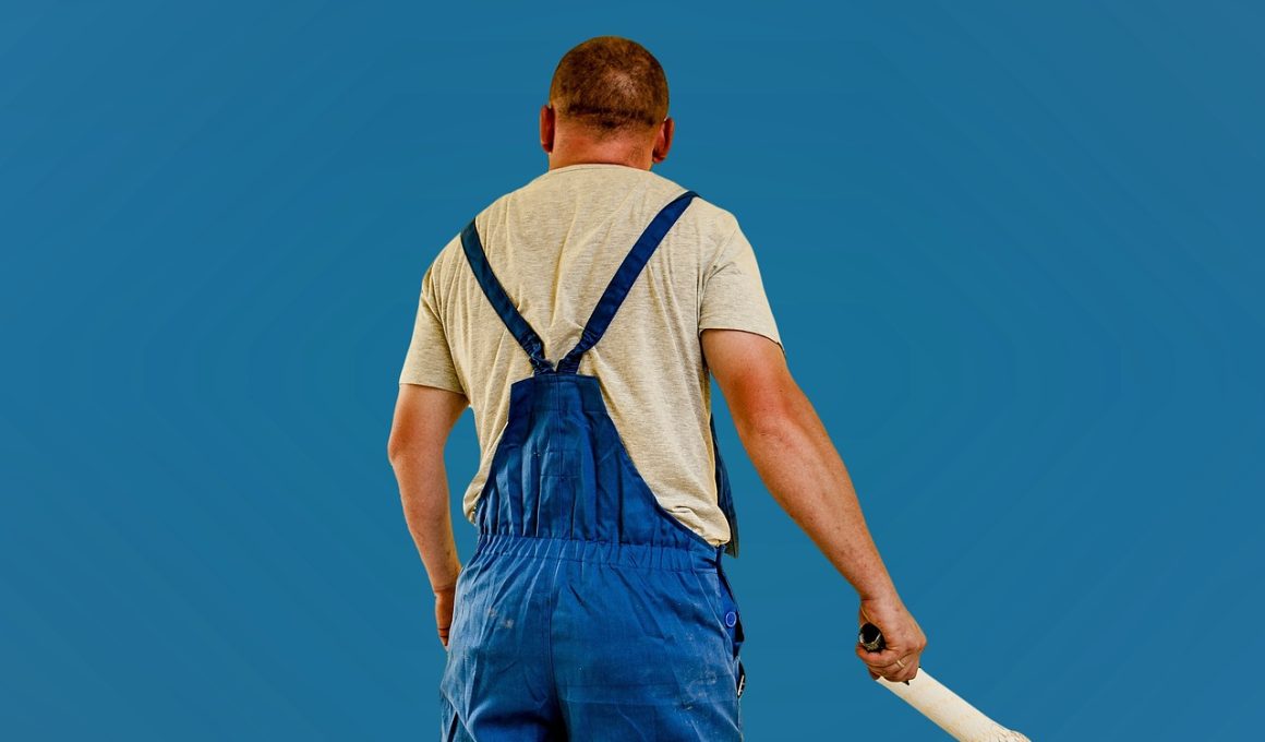 Een schilder die een muur renovatieproject afwerkt met een verfroller