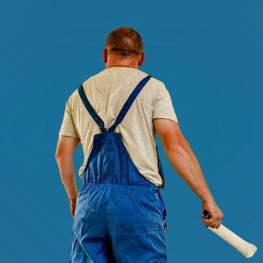 Een schilder die een muur renovatieproject afwerkt met een verfroller
