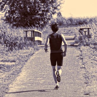 Man die buiten hardloopt in de ochtend als onderdeel van zijn mentale gezondheidsroutine