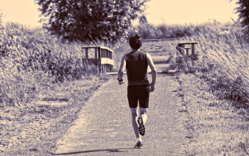 Man die buiten hardloopt in de ochtend als onderdeel van zijn mentale gezondheidsroutine