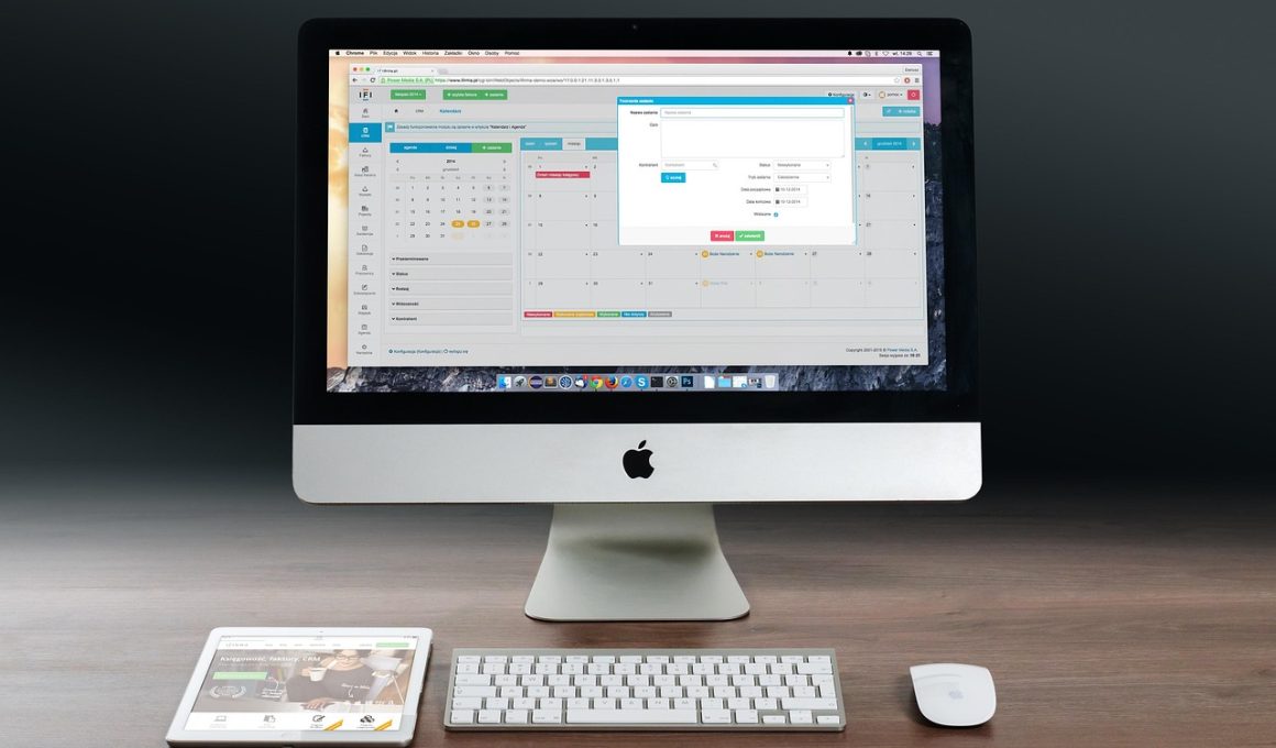 Zzp'er die aan zijn bureau zijn financiën berekent met een laptop en notitieblok