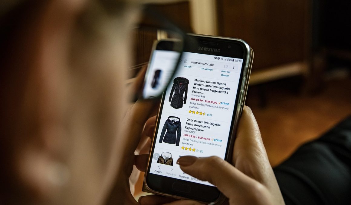 Man die kleding vergelijkt bij online winkels op laptop