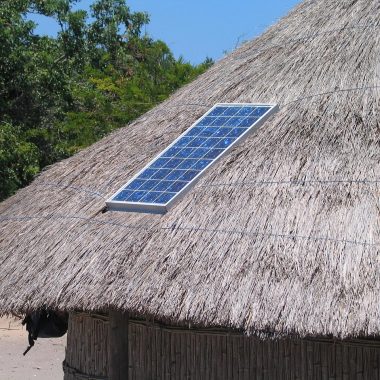 Zonnepanelen op een schuin dak van een Nederlandse woning in de zomer