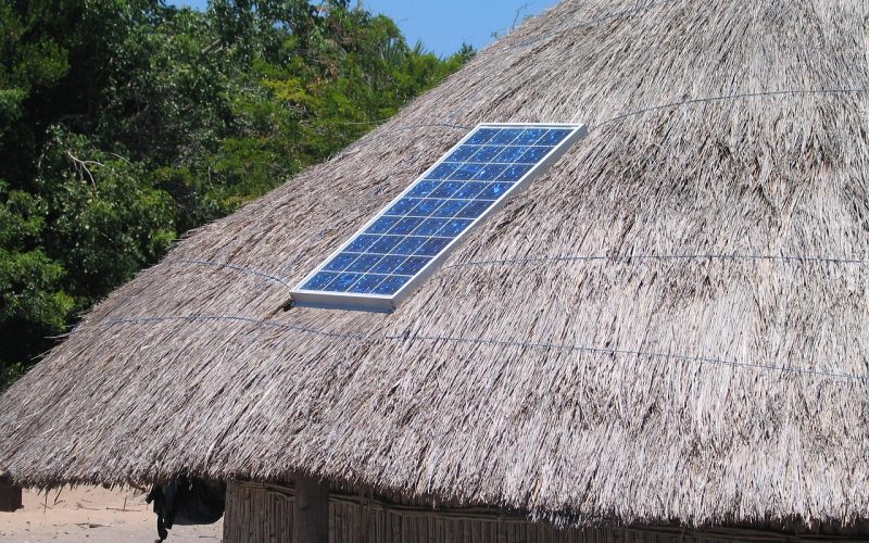 Zonnepanelen op een schuin dak van een Nederlandse woning in de zomer