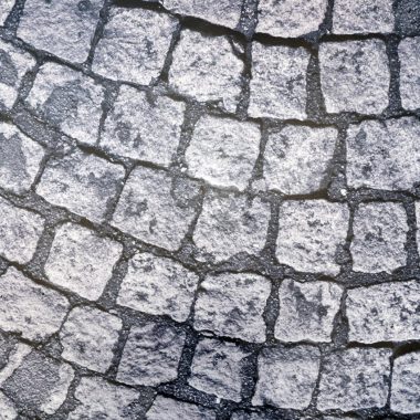 Zzp-stratenmaker legt stenen op een oprit