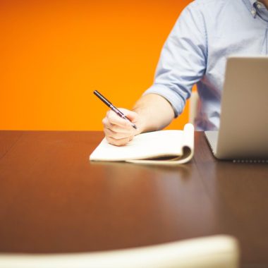 Zelfstandige man werkt geconcentreerd achter zijn laptop op een opgeruimde werkplek