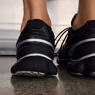 Hardloopschoenen naast een loopanalyse van de voet