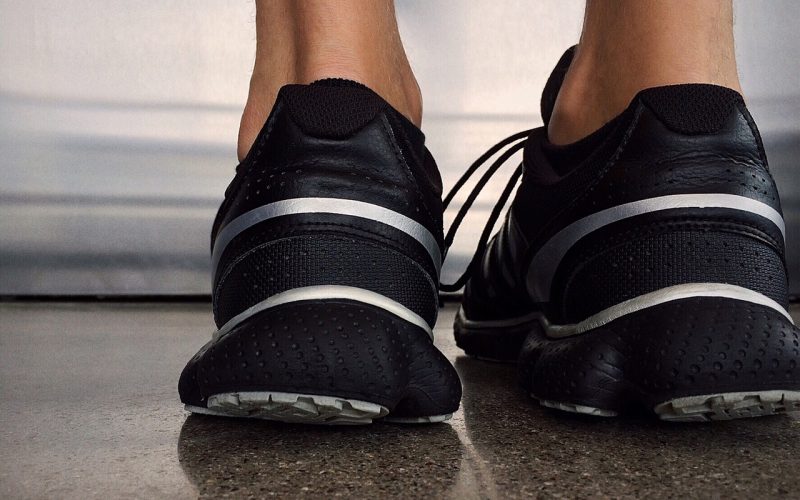 Hardloopschoenen naast een loopanalyse van de voet