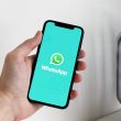 Drie smartphones met berichtenapps naast elkaar als vergelijking van privacy