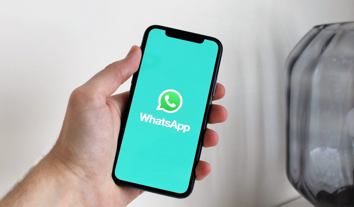 Drie smartphones met berichtenapps naast elkaar als vergelijking van privacy