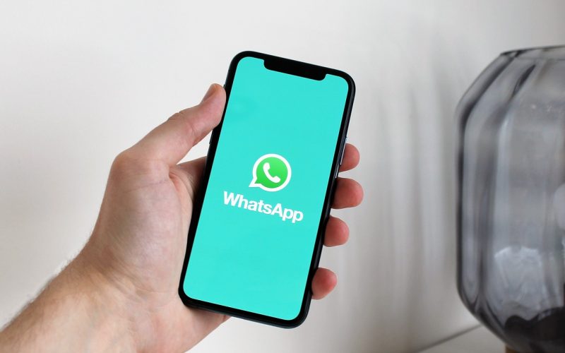 Drie smartphones met berichtenapps naast elkaar als vergelijking van privacy