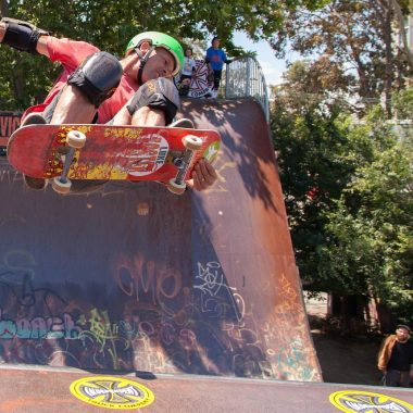 Volwassen man op een skateboard in een skatepark