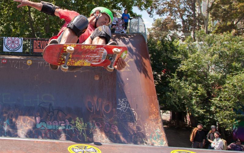 Volwassen man op een skateboard in een skatepark