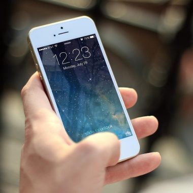 Startscherm van een smartphone met rijen apps die kunnen worden verwijderd of opgeschoond