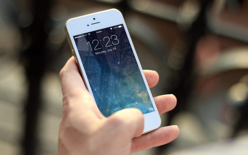 Startscherm van een smartphone met rijen apps die kunnen worden verwijderd of opgeschoond