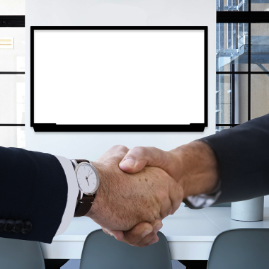 Man in gesprek met manager aan vergadertafel tijdens salarisonderhandeling