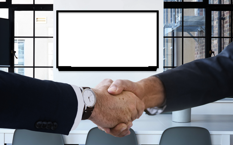 Man in gesprek met manager aan vergadertafel tijdens salarisonderhandeling
