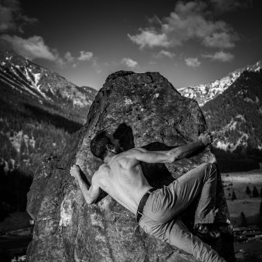 Man klimt op een boulderprobleem in een klimhal tijdens de winter