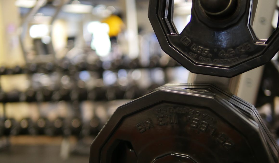Man die gewichten tilt in een eigen thuisgym in de garage