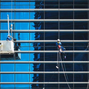 Iemand inspecteert de glasrubbers en kit van een serre van dichtbij