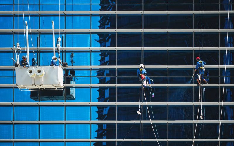 Iemand inspecteert de glasrubbers en kit van een serre van dichtbij