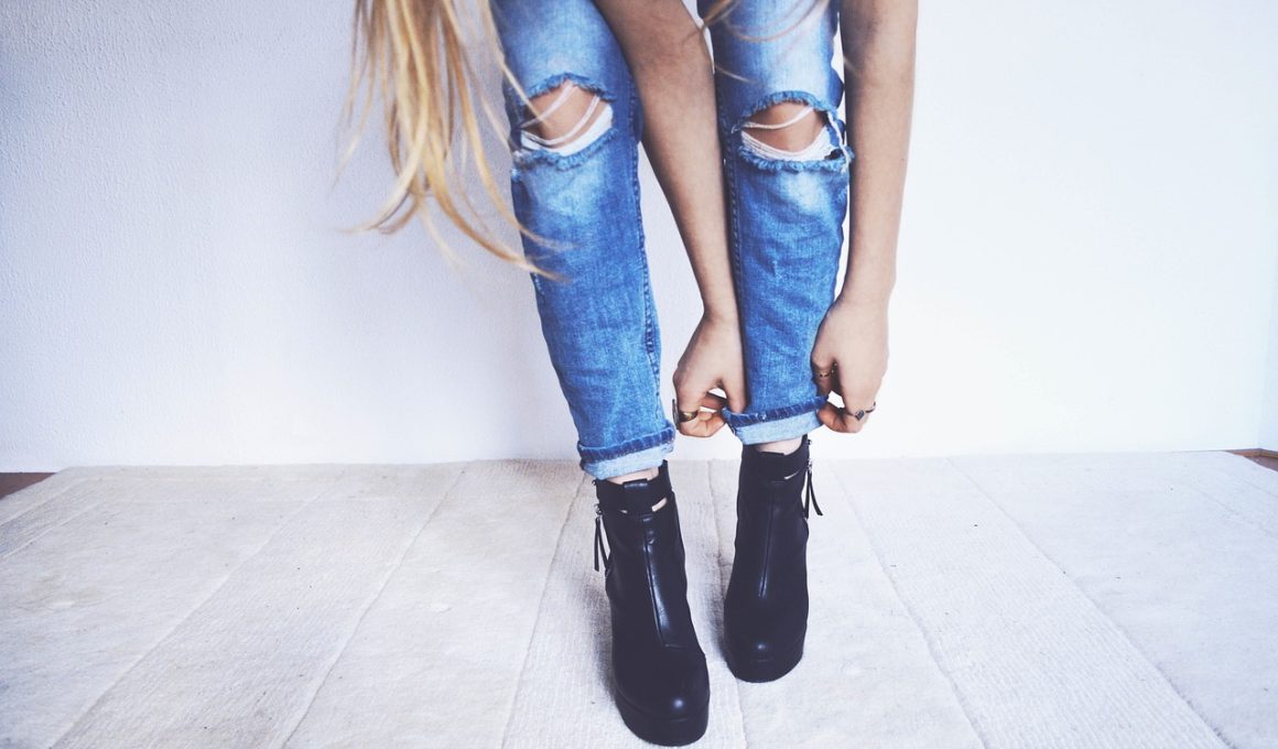 Zwarte jeans netjes opgevouwen, klaar voor onderhoud