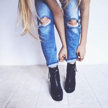Zwarte jeans netjes opgevouwen, klaar voor onderhoud
