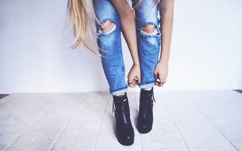Zwarte jeans netjes opgevouwen, klaar voor onderhoud